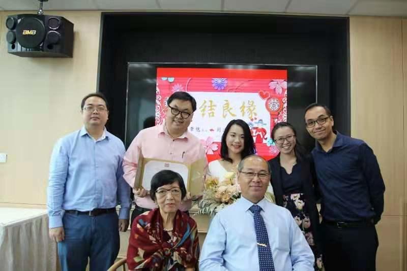 苏章恺(后排左二)与刘逸(后排中)注册结婚时的全家福。