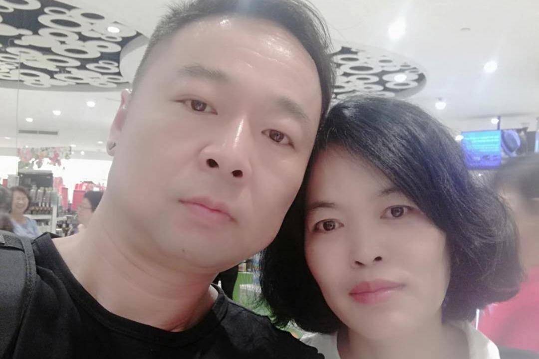 跟王玉玲(右)相约两个月后注册结婚的王克玉发微信给记者说:“愿上苍保佑我爱的人早日康复”。(受访者提供)