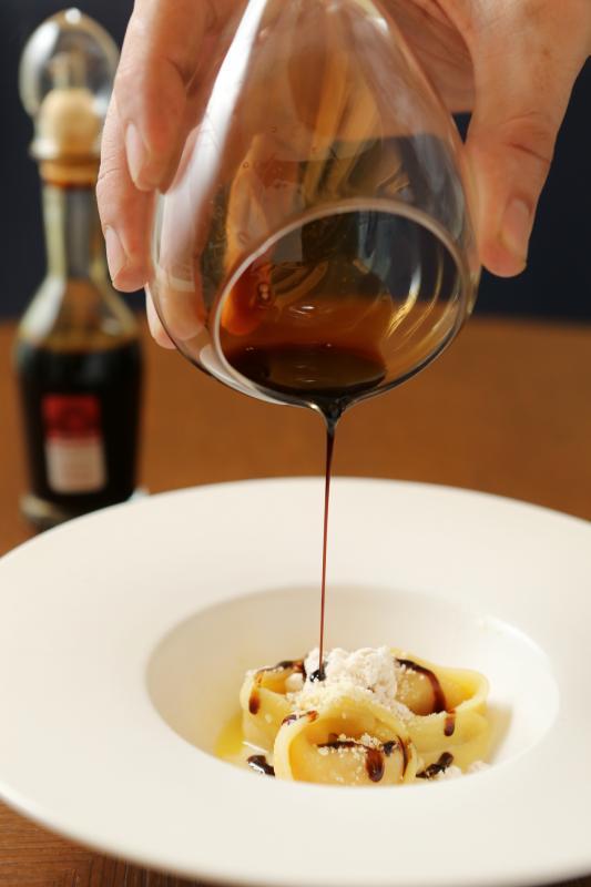 在本地西餐厅Preludio,一道淋上了25年意大利特陈醋的胡桃南瓜意大利饺,让陈醋成为主角。