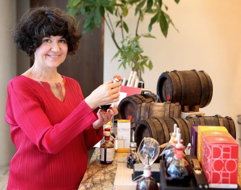 意大利知名醋商Il Borgo del Balsamico负责人克里斯丁娜喜欢在晚饭后吃一勺特陈醋,慢慢品味。