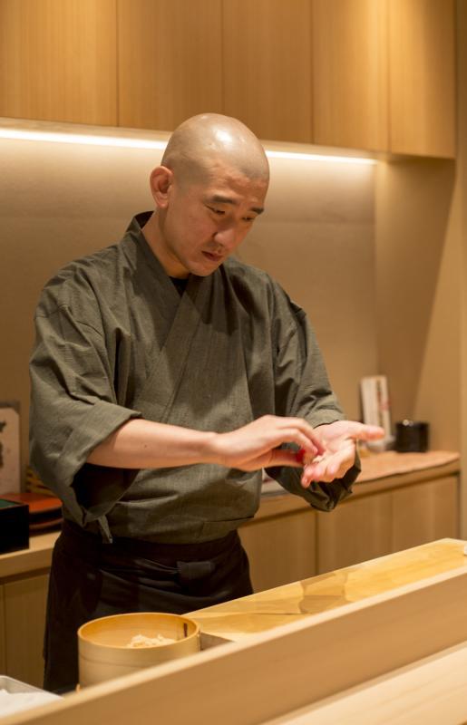 餐馆鮨来村总厨木村共男说,醋在寿司里发挥重要作用。(林琬清摄影)