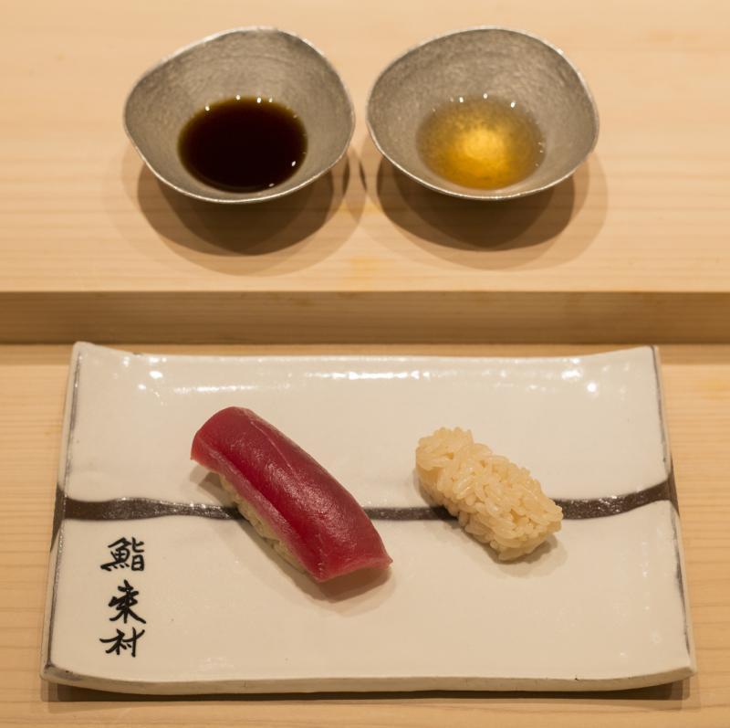 不同寿司食材,可搭配不同年份的陈醋。左为15年陈醋,右是三年醋。(林琬清摄影)