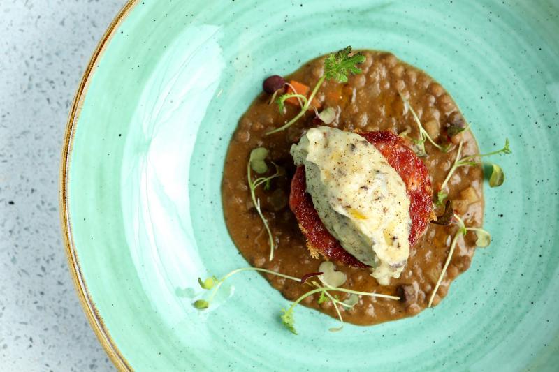 意式肉肠配上扁豆和松露薯泥,扁豆的形状像钱币,寓意来年有钱算。