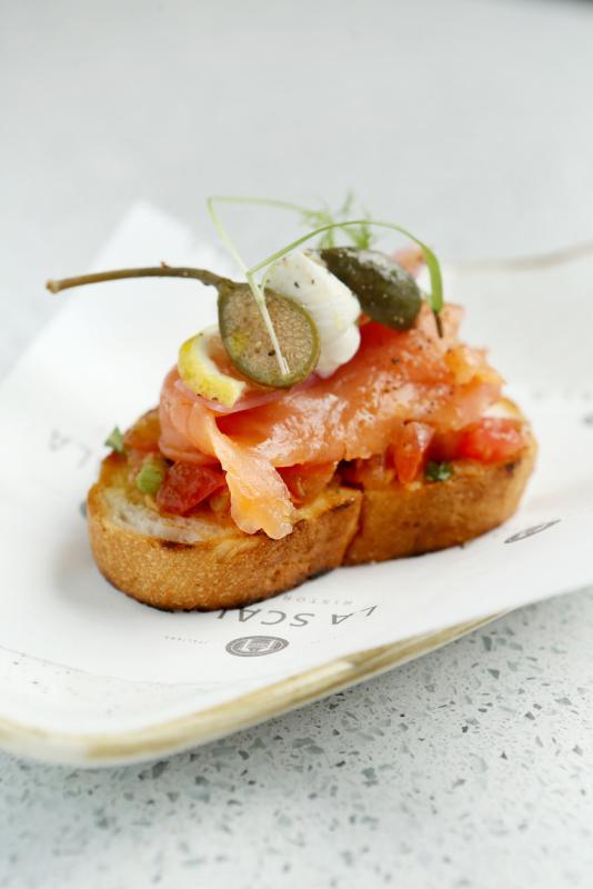 前菜意式烤面包以烟熏三文鱼配搭马斯卡彭芝士、浆果和腌红洋葱等。
