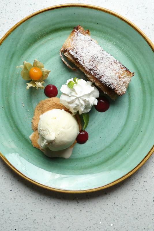 苹果酥卷内馅饱满多汁,有苹果、松子、葡萄干和肉桂粉等,很有佳节气氛。