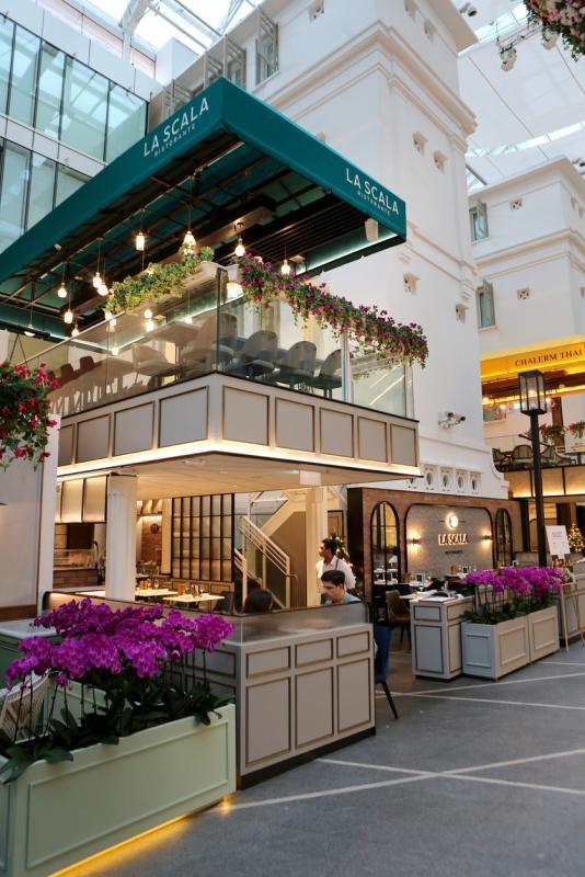 La Scala Ristorante餐馆名字来自米兰斯卡拉大剧院,通过装潢如木地板和白色罗马柱子展现意大利风情。