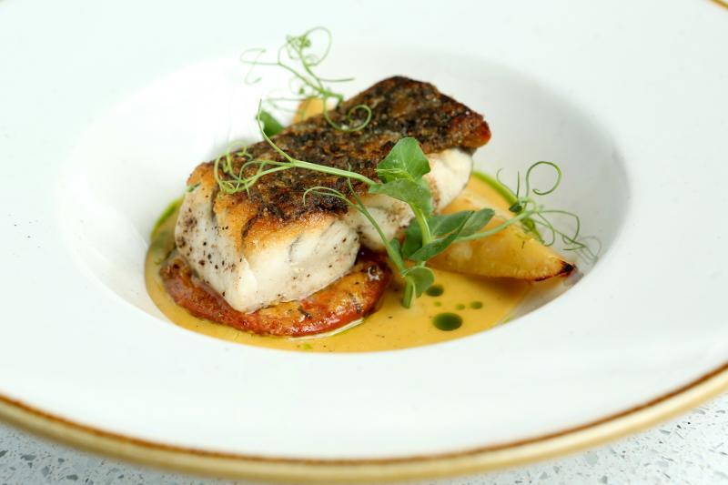 香烤鲈鱼的意式特色,体现在把马铃薯和番茄加入鱼汤一起熬煮成的美味酱汁。