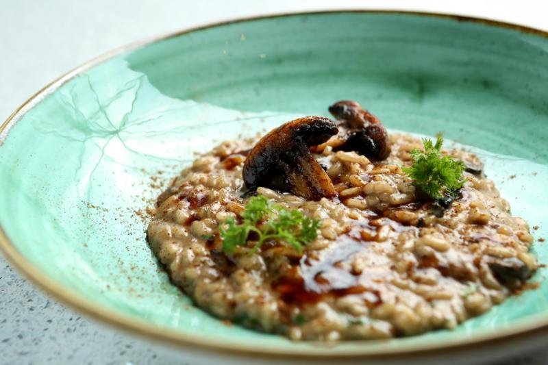 意大利炖饭以不同形式使用了三种菇类,展现主厨的创意。