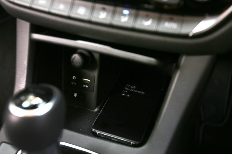 中控下方有无线手机充电和一个USB插口，合上平板，别人就看不到内有手机。