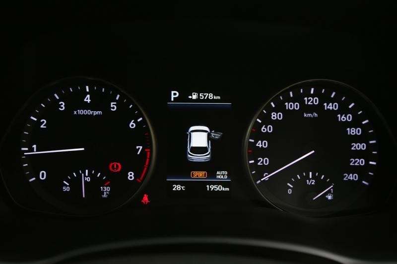 仪表盘和中控在夜里或隧道行驶时，会有蓝光围绕，非常好看。