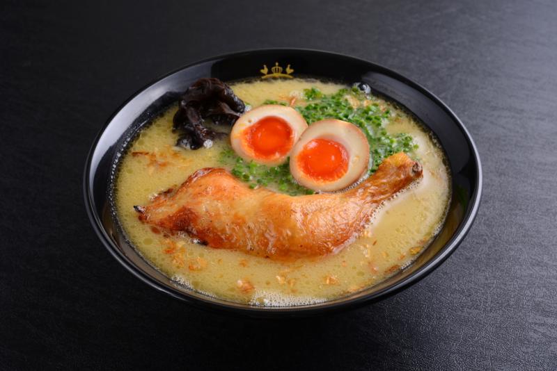 鸡王的浓郁汤底以鸡骨、鸡脚、昆布和各式蔬菜熬煮八小时。(Keisuke集团提供)