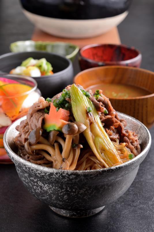 牛肉寿喜烧专门店提供在食客面前烹饪的不同体验。（Keisuke集团提供）