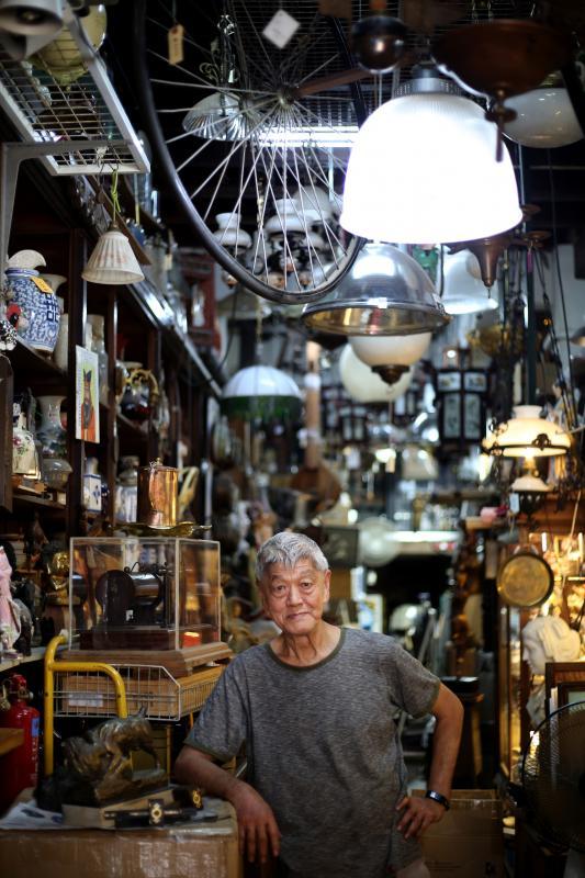 江祥满把守店铺47年,只因为从小就热衷于收集旧货,而今老矣,古董店反而成为了他寄托生活的家。