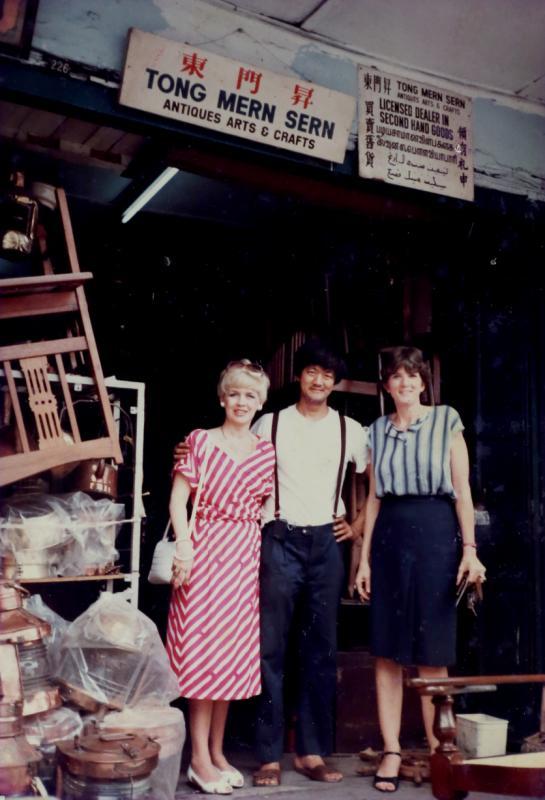 无论早年或现在,古董店顾客以住在本地的外国人为主。(受访者提供)