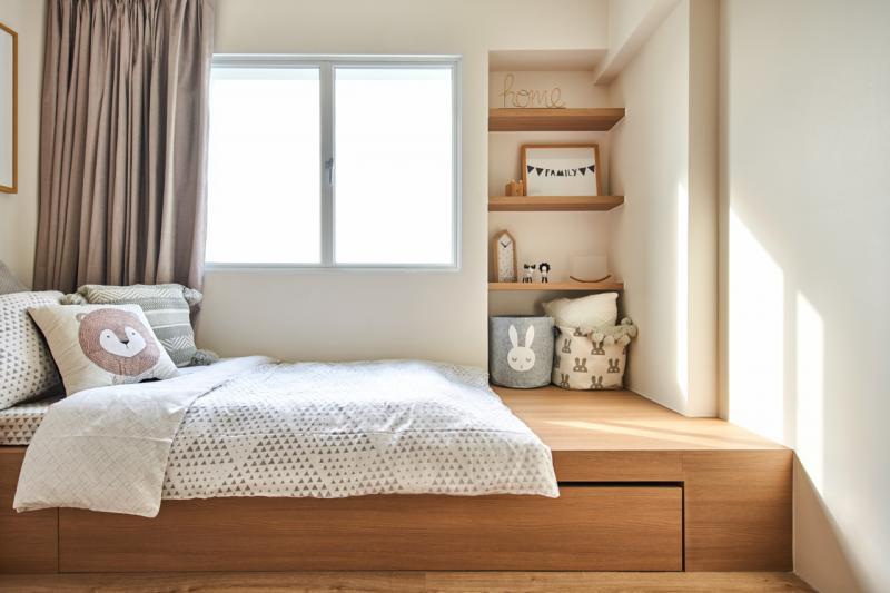 连接书房的卧房也有储藏间隔,包括睡床下的空间。