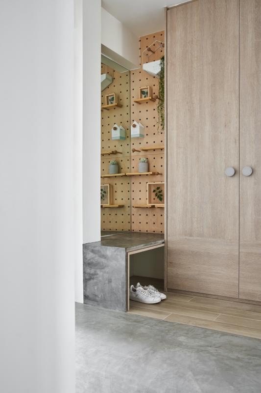 鞋柜处还有可供坐下脱鞋穿鞋的小凳,设计周到。