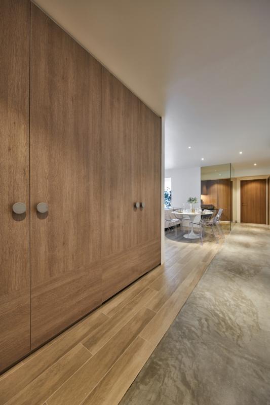 从入口处延伸到屋内的走道旁是整齐大气的木柜,也是防空壕的遮蔽设计。