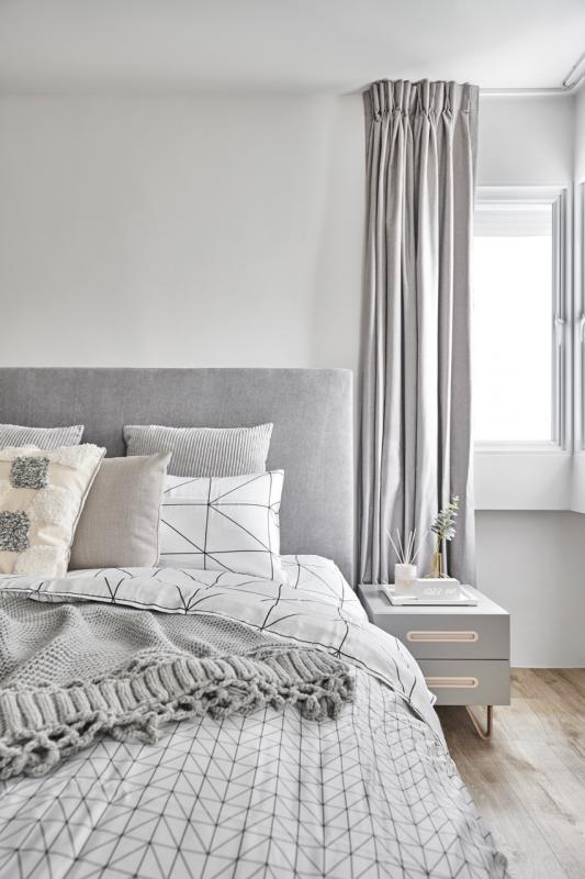 色调温和的主人卧房。