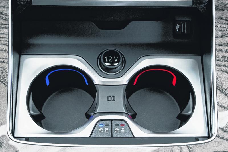 前座中间设有温控的杯架。