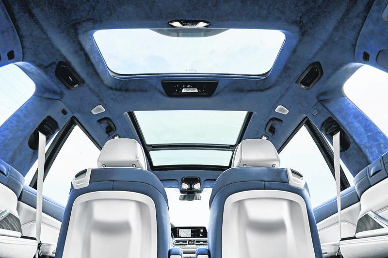 车室有同级最大的电控星空全景天窗，延伸到第三排后座。