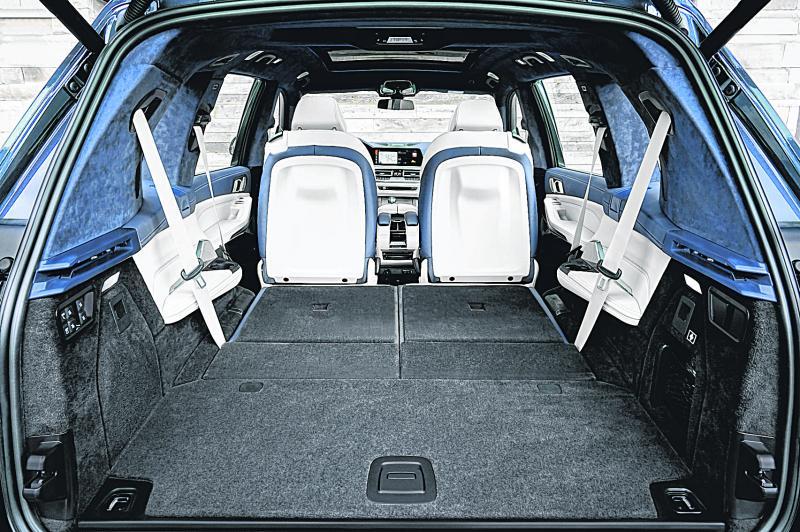 行李厢的空间原是326升，将第三排座位翻平后，可提升至750升，在二、三排座位都平放的情况下可拓展容积到2120升。