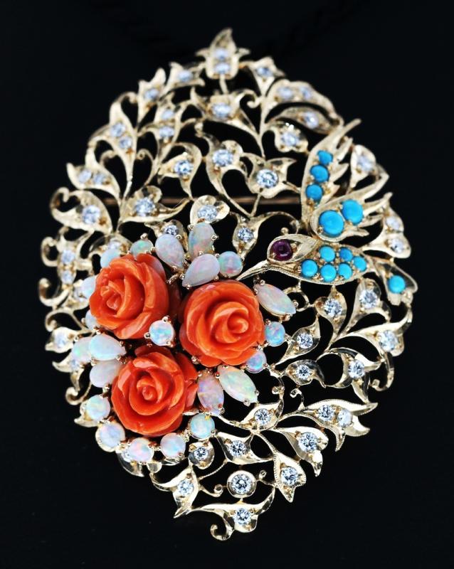 关添发在娘惹首饰里加入色泽鲜艳的珊瑚石。（受访者提供）