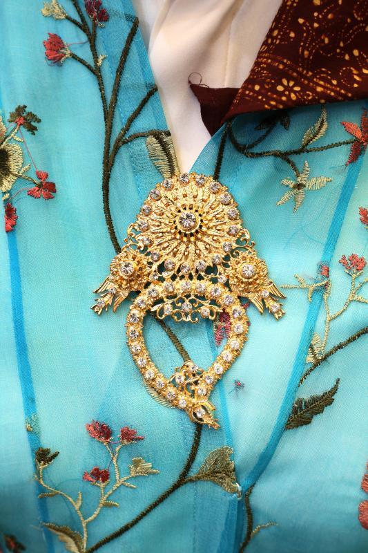 这种名为kerosang serong的心形胸针受到马来元素影响。