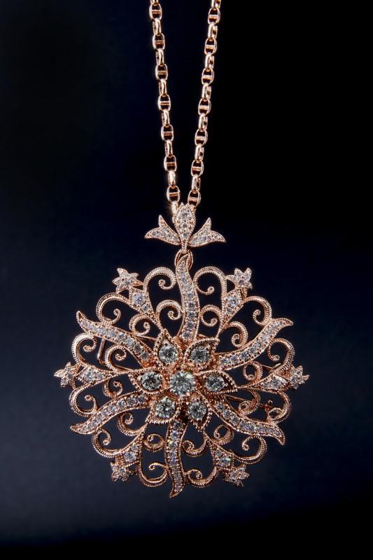 土生华人首饰吸收各族群文化特色，受到各界人士喜爱。（受访者提供）