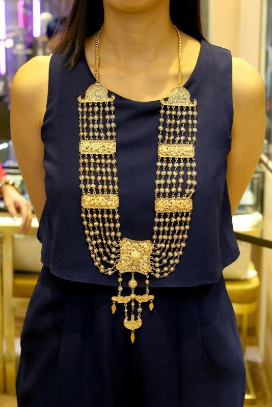 以往土生华人大户人家嫁女儿时，非常舍得花在嫁妆上，新娘时常佩戴大型项链。