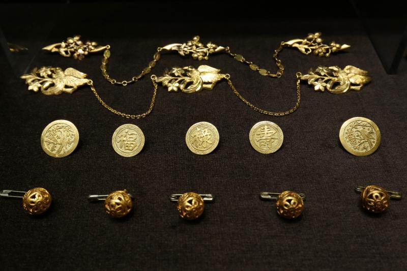 昔日土生华人使用的金纽扣。