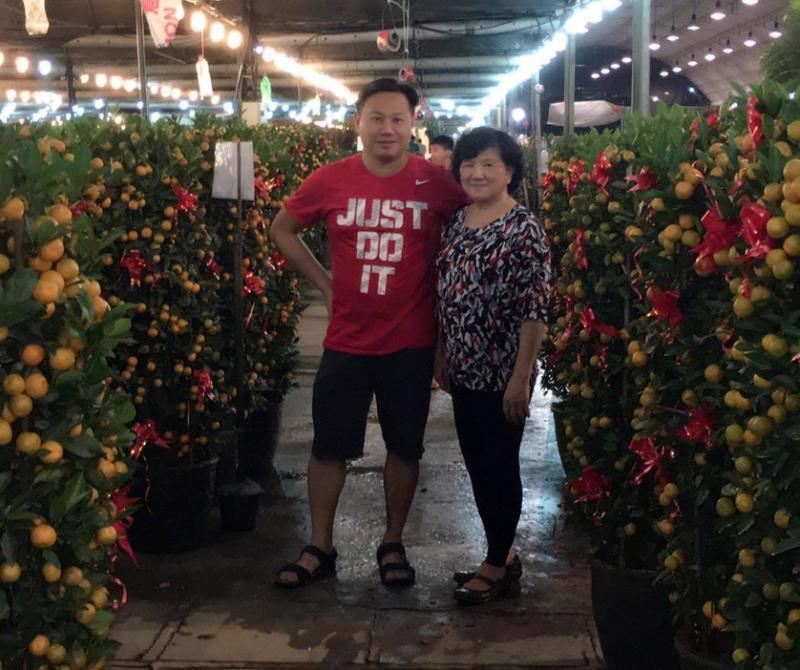 张竣杰（左）陪妈妈刘畝丹山逛农历新年花市。（受访者提供）