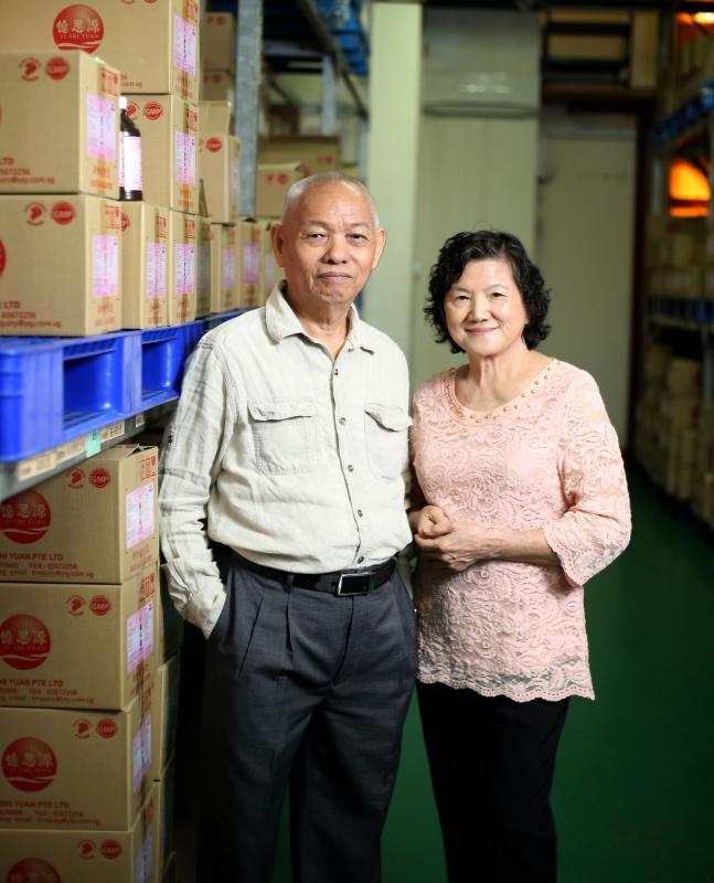 张鸿武（左）与妻子刘畝丹山教导子女要慈悲、饮水思源。