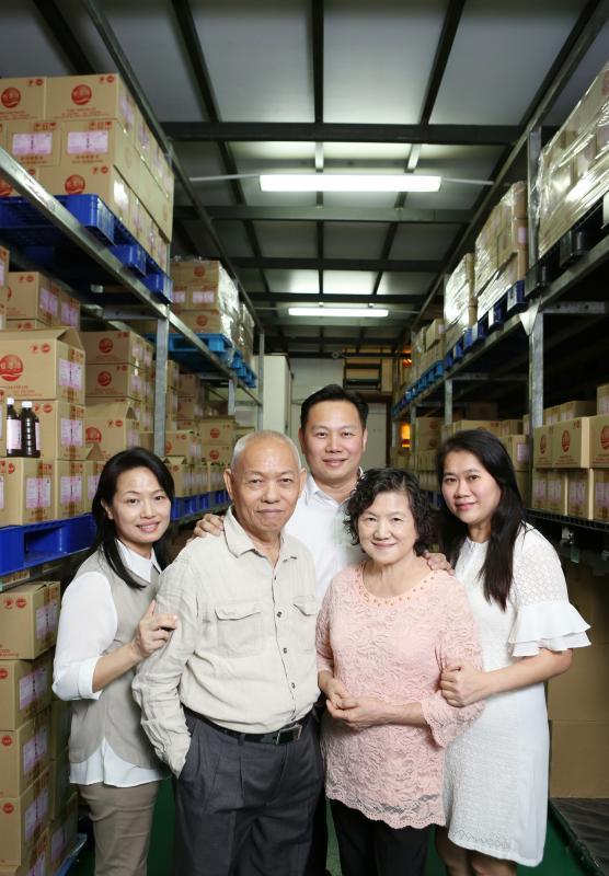 家人是张竣杰的支柱，（左起）大姐张瑞娉、父亲张鸿武、张竣杰、母亲刘畝丹山及张竣杰的妻子伍爱华。拍照时，二姐张僡峻正在国外授课。