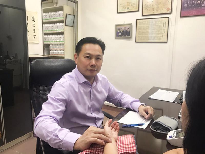 药厂再忙，张竣杰也不放弃行医，每周到父亲的中医药房看诊两天。（受访者提供）