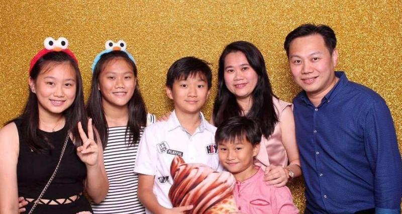 张竣杰的全家福，他说儿女是他的宝贝。左起为长女芳敏、次女芳维、长子智广、幼子智传和太太伍爱华。（受访者提供）