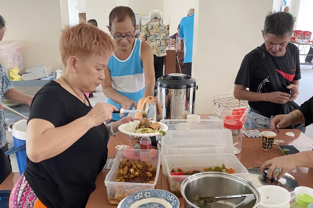 过去8年，免费午餐会每天风雨无阻举行，让老人家感到温暖。（涂健强摄）