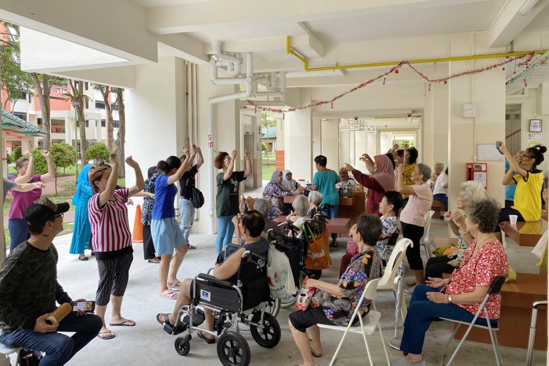 义工带领老人家一起跳舞，气氛欢乐热闹。（涂健强摄）