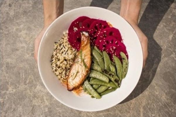 Nosh的味噌三文鱼谷类碗食有好看的粉红莲藕。