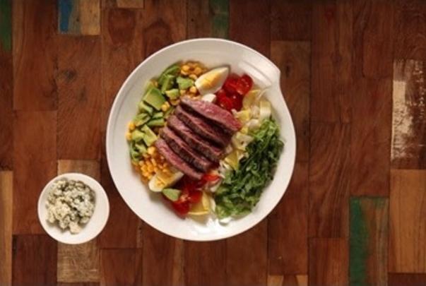 Nosh的草食牛肉碗食配搭糙米、鳄梨酱和芫荽。