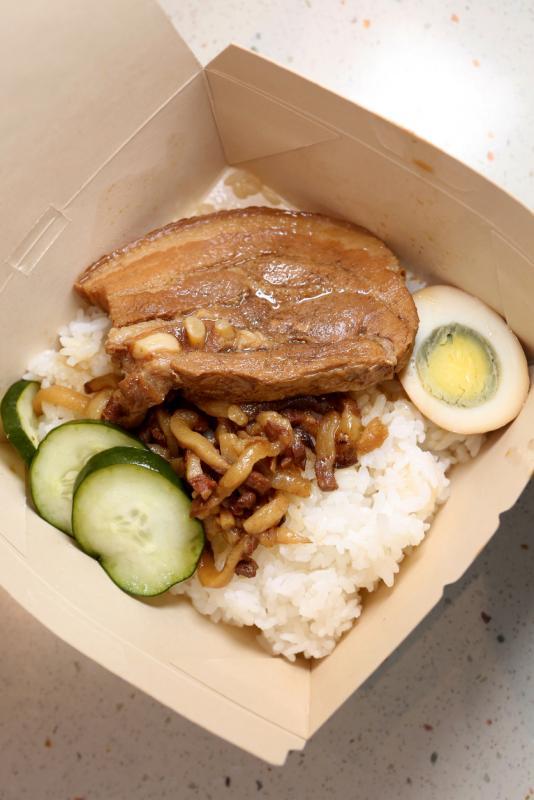 咸香焢肉饭。（龙国雄摄影）
