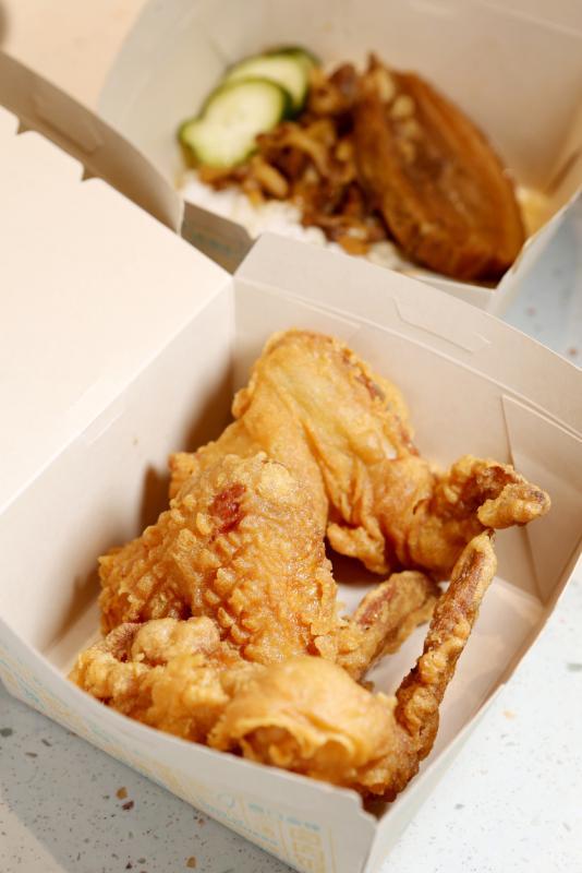 Jiak金峰狮城店独家食物包括香脆鸡翅和香脆鸡排。（龙国雄摄）