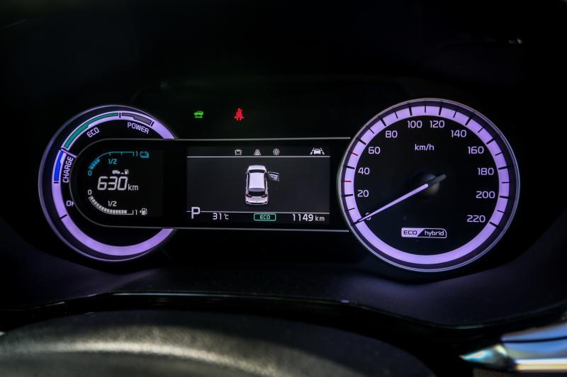 4.2英寸的数码仪表盘，显示行驶数据，包括轮胎的气压显示等。