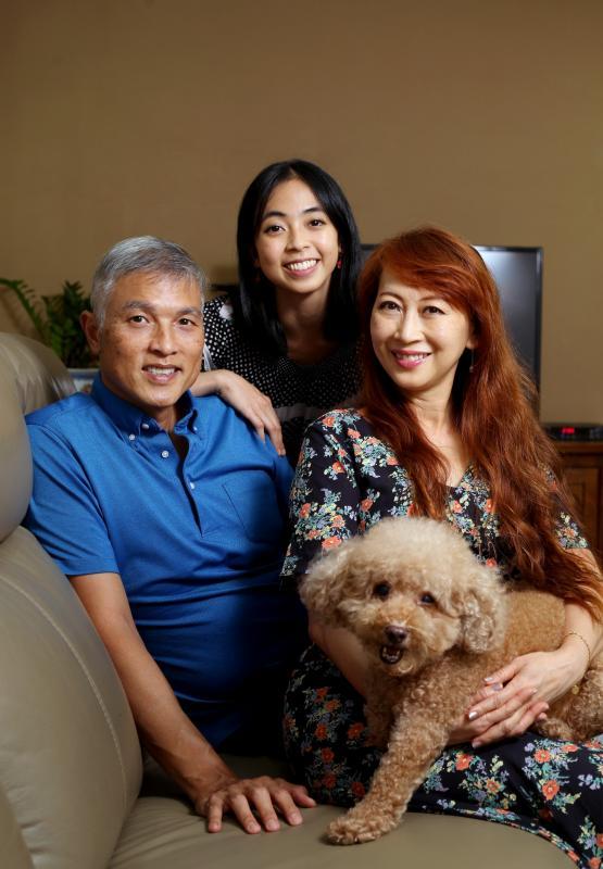 在专业芭蕾舞蹈员母亲的坚持下,杨蒨蕾从小就接触舞蹈,学舞跳舞有母亲的调教。父亲则看着舞蹈把女儿带向不同的人生轨道,并乐于从运动治疗的专业出发,教导她拉伸与舒展肢体,以及预防受伤。