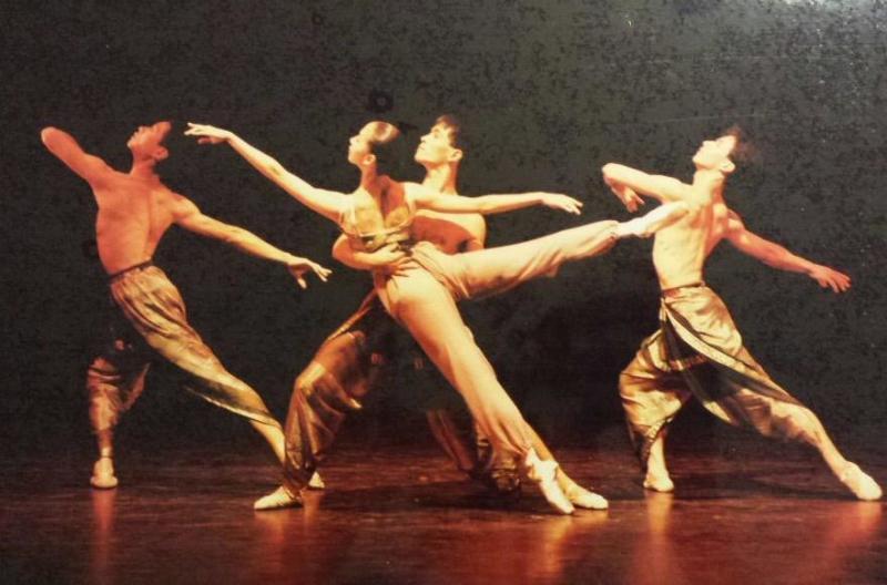 钱小筠(左二)也曾是专业芭蕾伶娜。(新加坡舞蹈剧场提供)