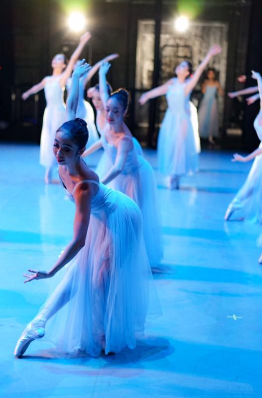 杨蒨蕾(前)在古典剧目中扮相清新甜美。(Takeaki Miura摄)