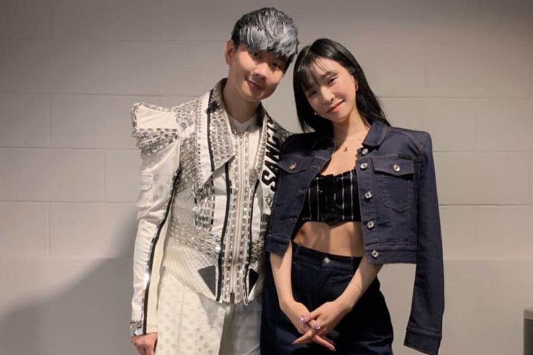 林俊杰在后台跟Tiffany合照。（互联网）