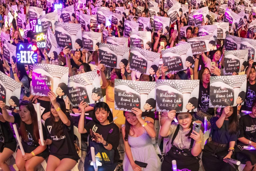 观众纷纷举起精心准备的应援海报，场面壮观。（照片由JFJ Productions提供）