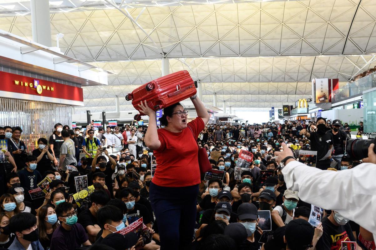 20191220_news_redluggage1_large_Large.jpg