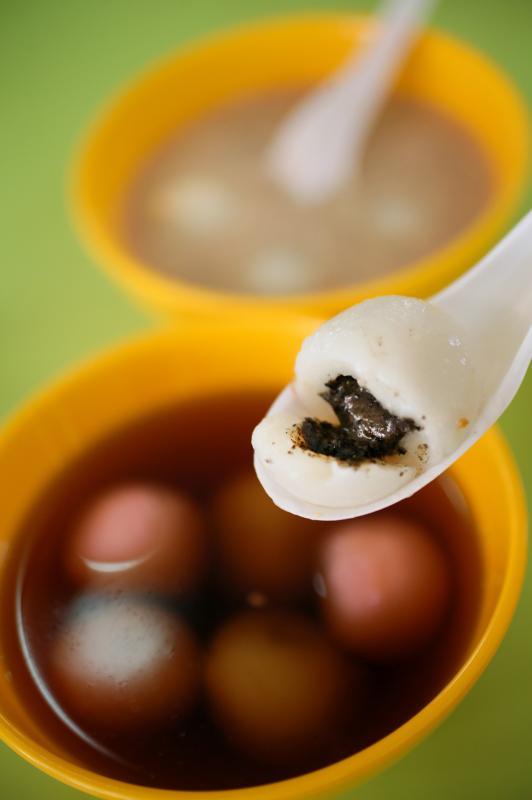 冬至前后几天，甜品之家将汤圆染成红色，增添佳节喜庆气氛。（何家俊摄）