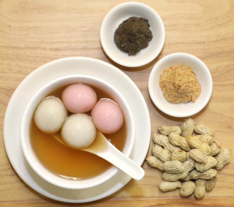 味香园坚持保留传统手艺,手搓自制汤圆。(陈斌勤摄)